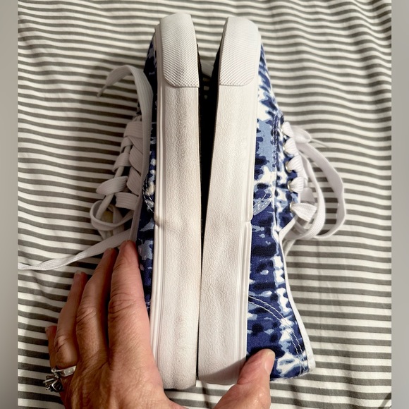 CUSHION WALK BY AVON SIZE 7  BLUE ANE WHITE DIE-DYE SNEAKERS,X-TRA CUSHIONY - Picture 6 of 7